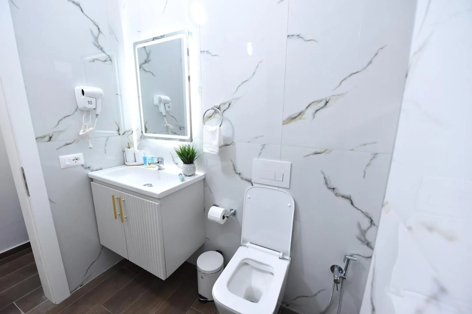 Serenity Villa Apartments 格勒姆