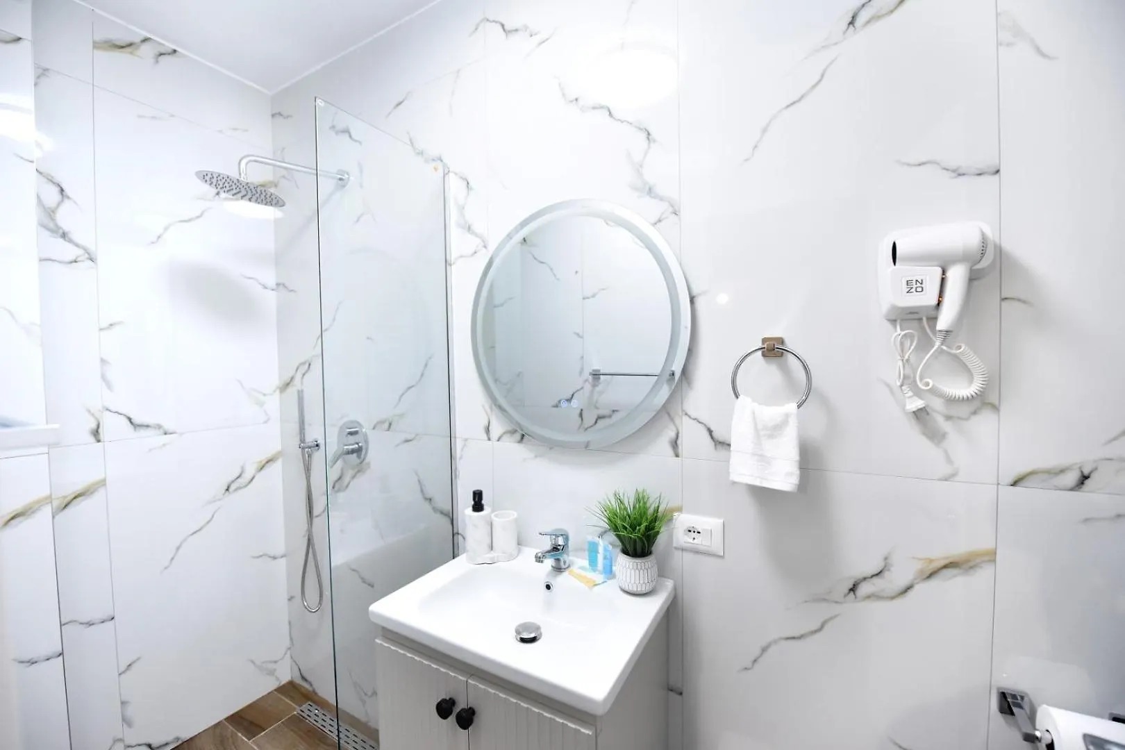 Serenity Villa Apartments 格勒姆 0*,