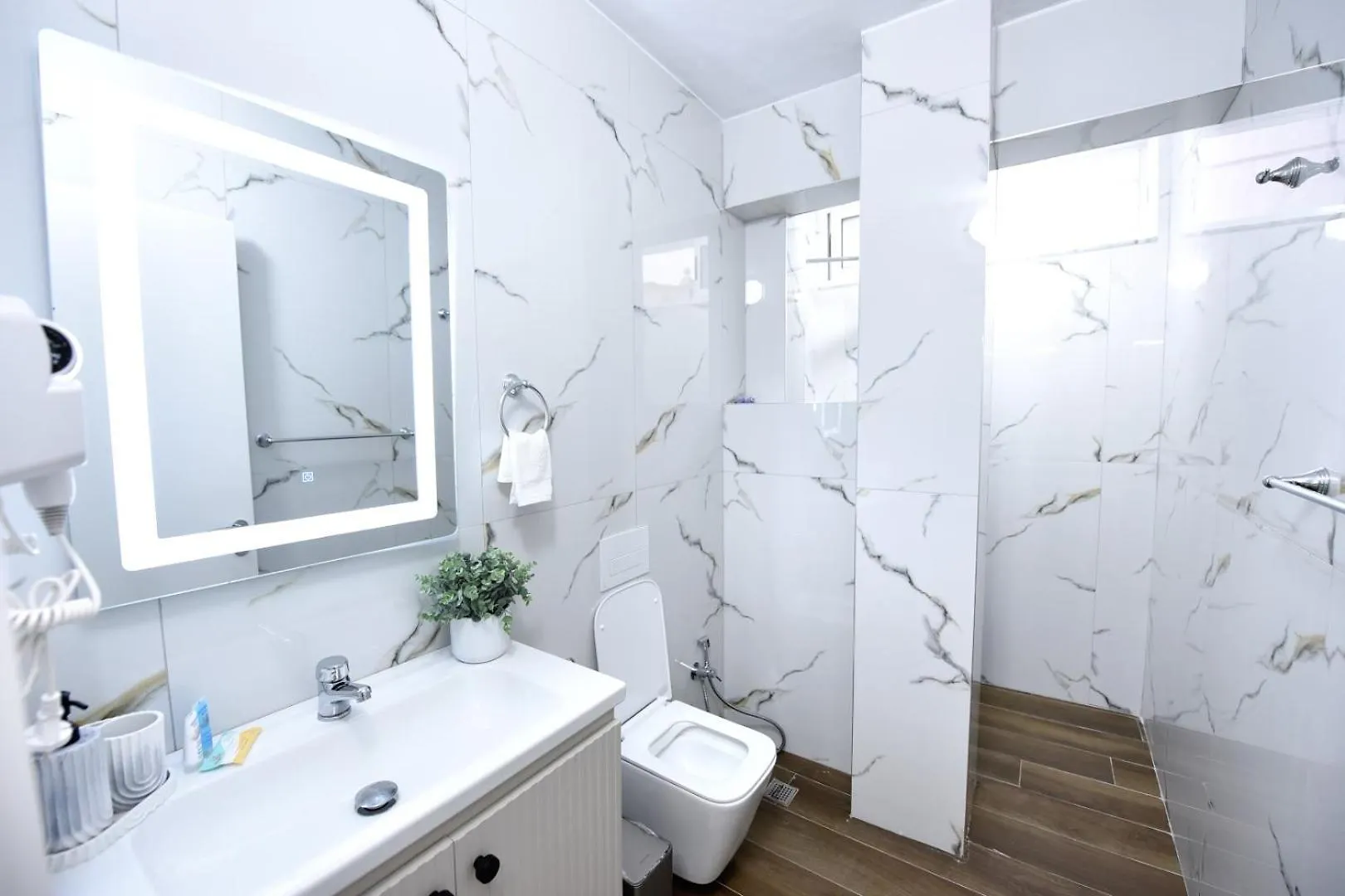 Serenity Villa Apartments 格勒姆