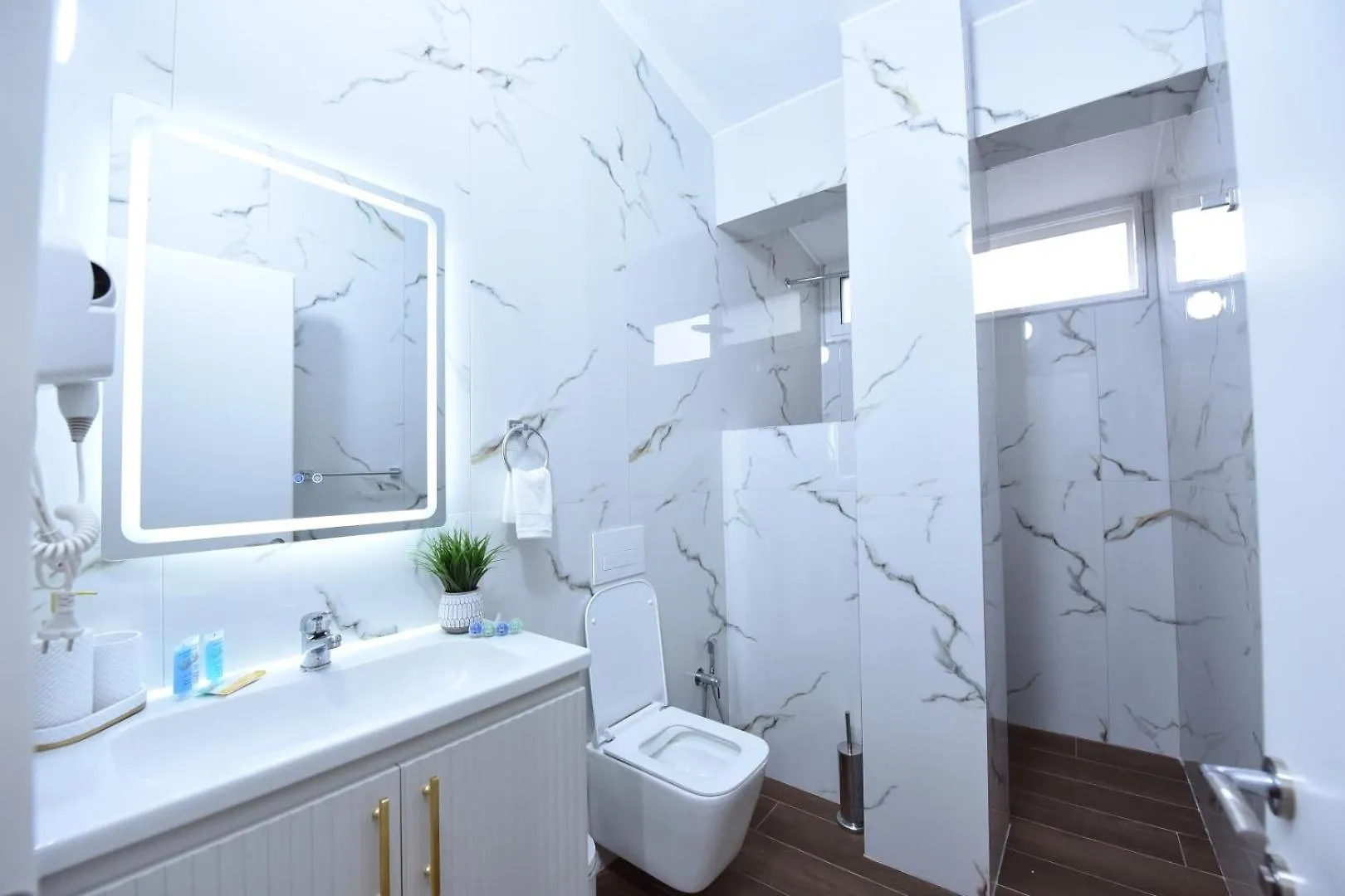 Serenity Villa Apartments 格勒姆