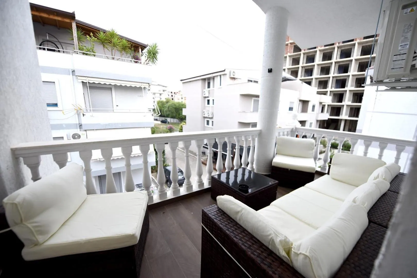 Serenity Villa Apartments 格勒姆