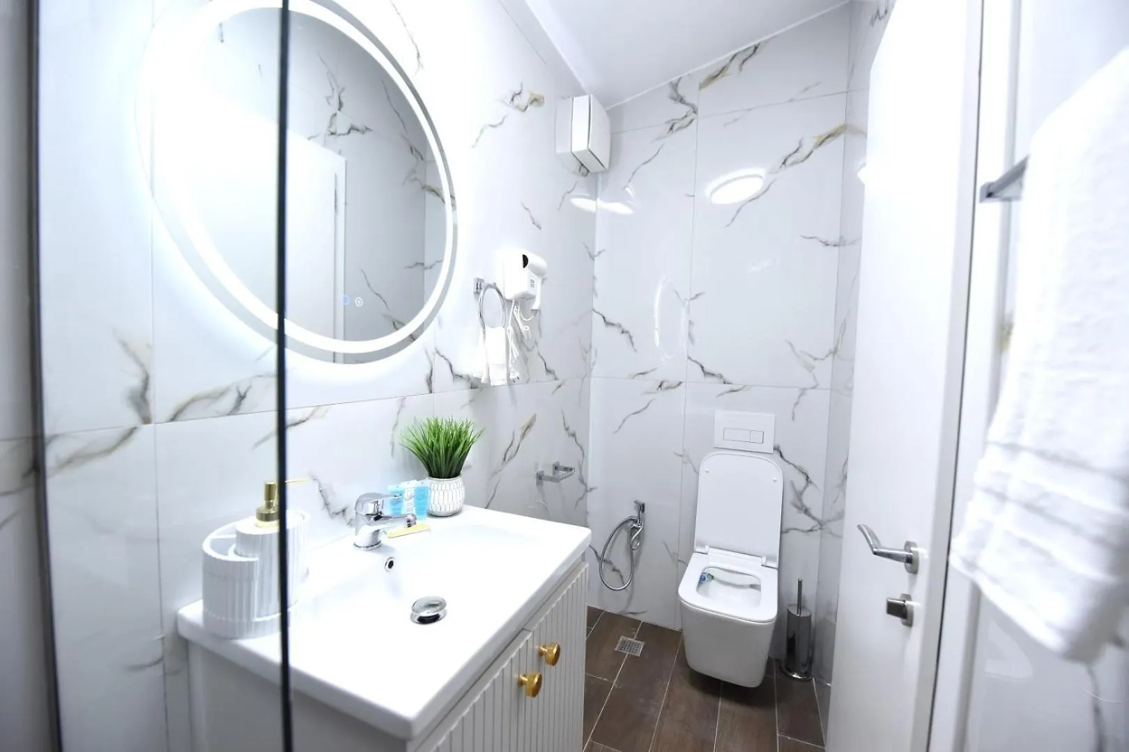 Serenity Villa Apartments 格勒姆