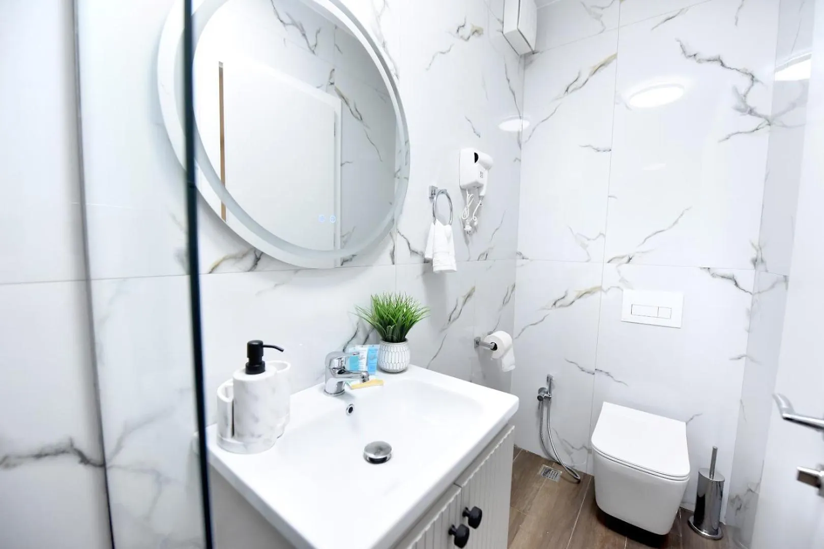 Serenity Villa Apartments 格勒姆