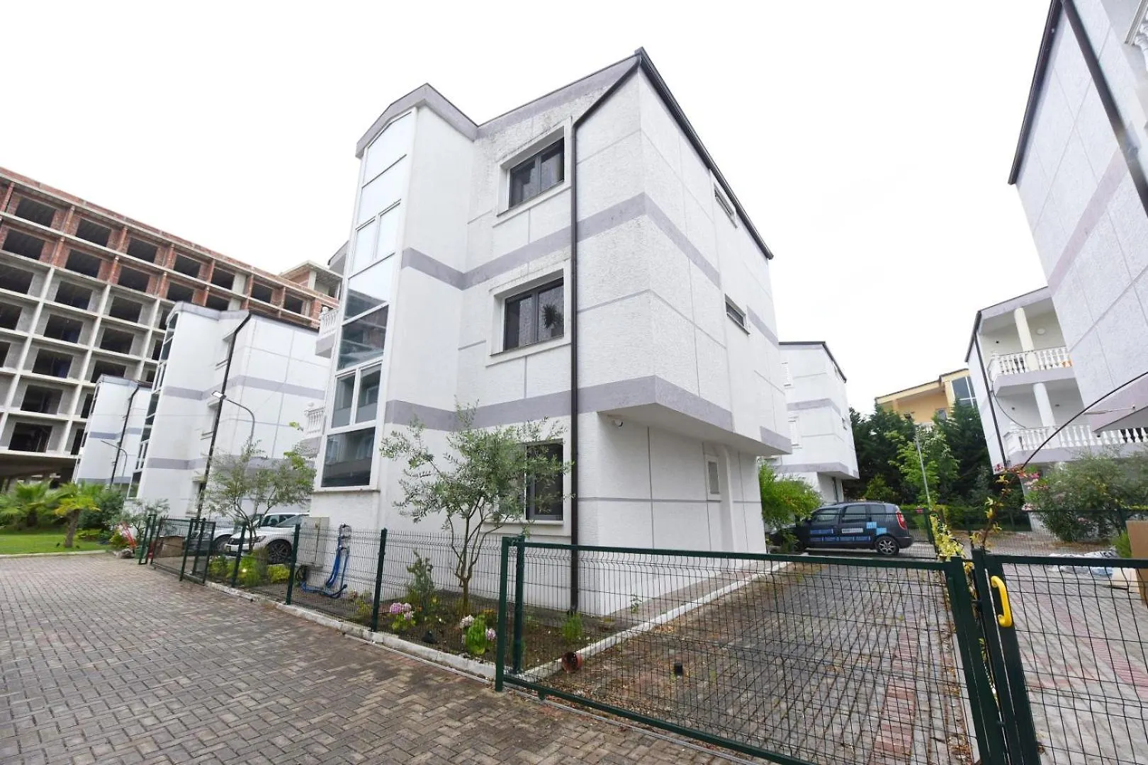 Serenity Villa Apartments 格勒姆