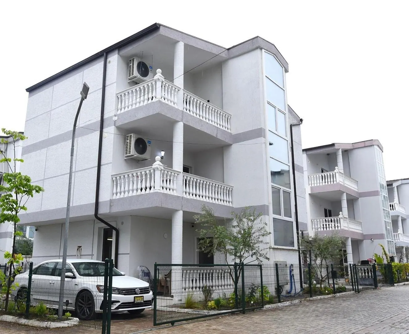 Serenity Villa Apartments 格勒姆