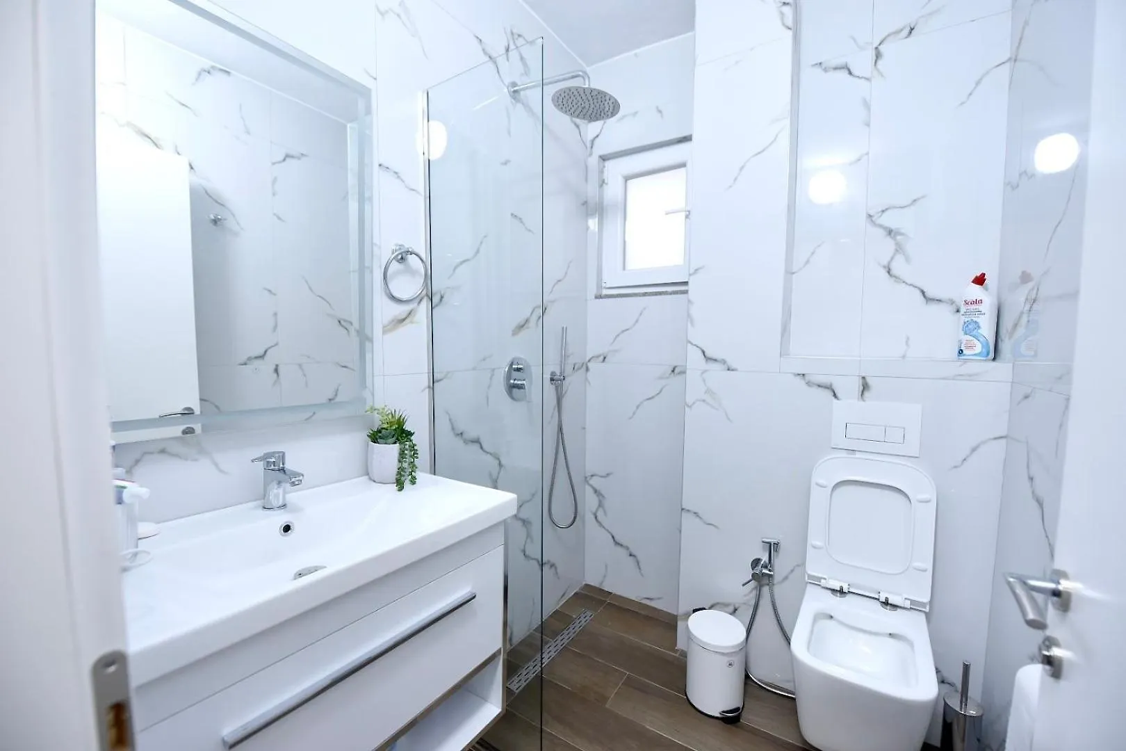 Serenity Villa Apartments 格勒姆